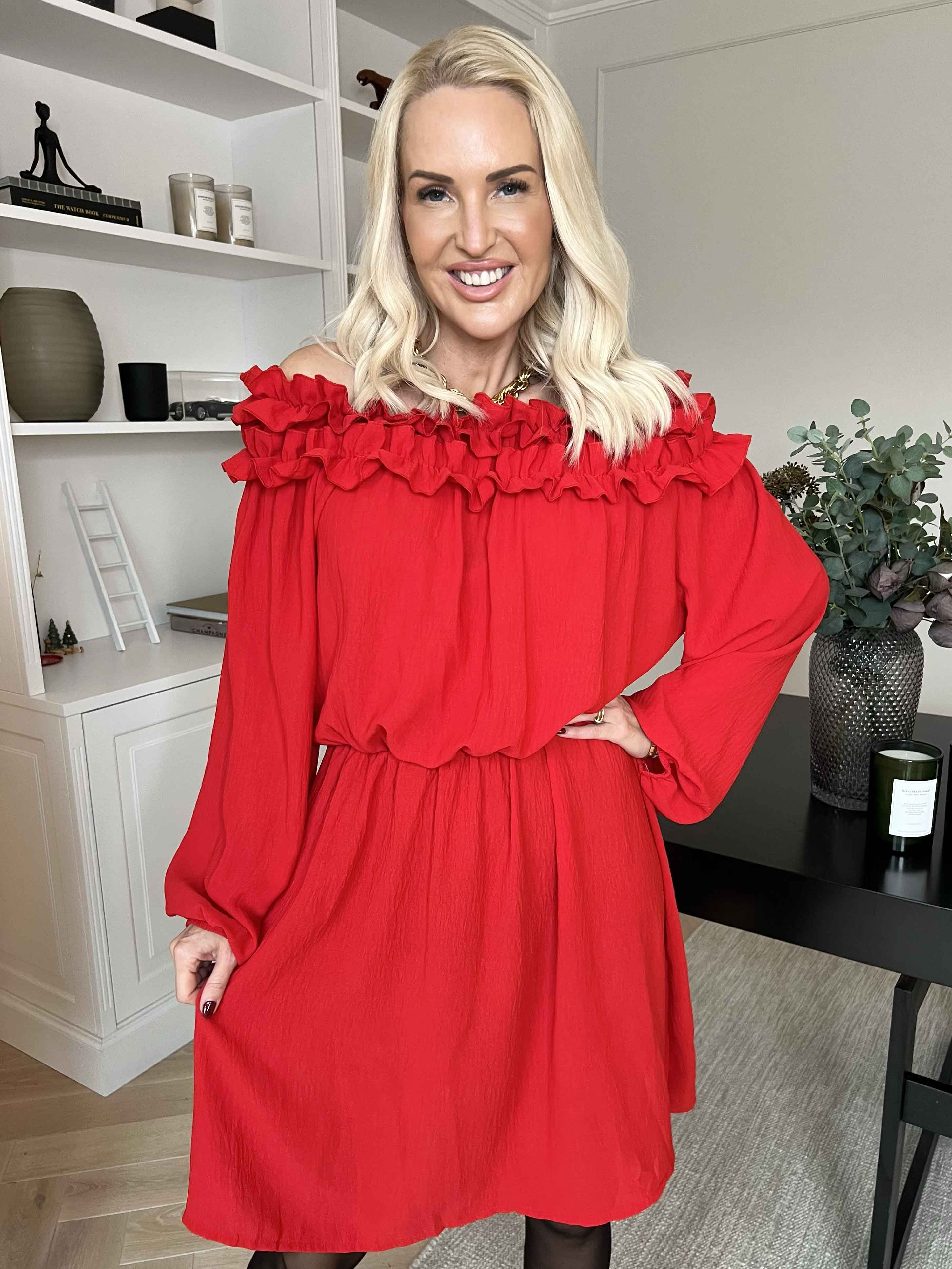 Chili Fitted Dress - Sød kjole med flæsekant og elastik i taljen